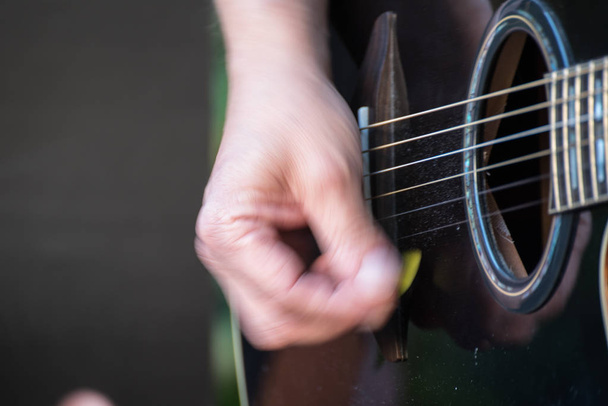 Guitarrista com a guitarra na mão
 - Foto, Imagem