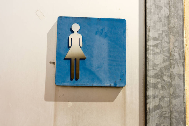 letrero de baño las mujeres de edad en lavado azul
 - Foto, Imagen