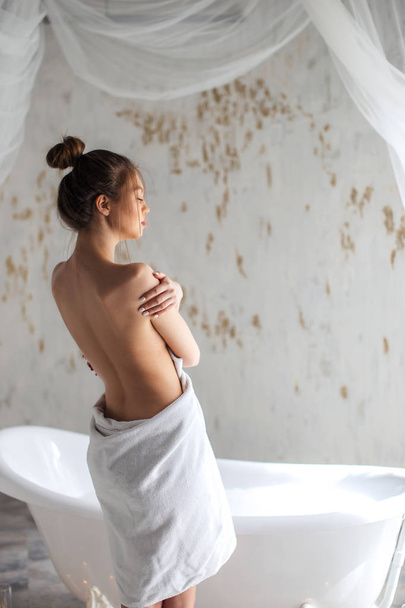 lonely girl in the bath - Foto, Imagem