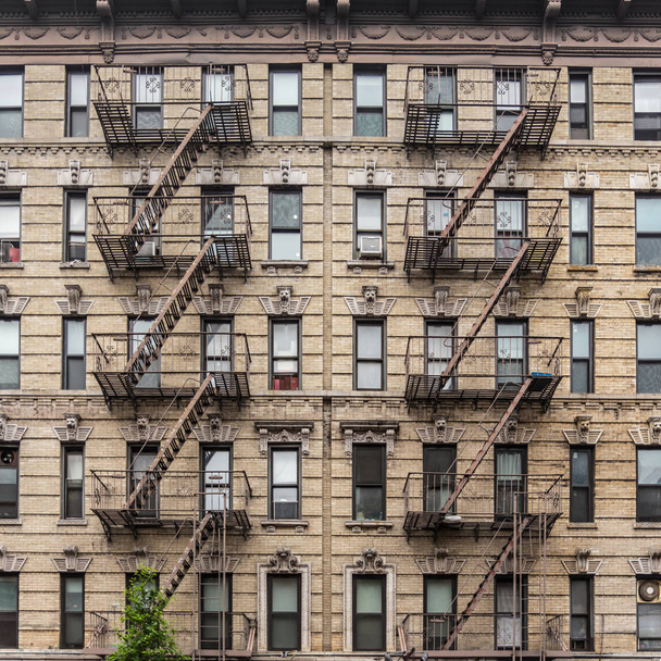 een Brandtrap van een flatgebouw in new york city - Foto, afbeelding