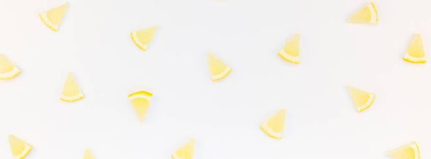Lange brede banner bovenaanzicht citrus citroen schijfjes patroon frame wit tabelachtergrond met copyspace. Hete zomer verfrissing limonade concept. Drank ingrediënten gerangschikt - Foto, afbeelding