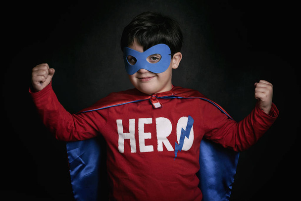Muotokuva poika supersankari puku mustalla taustalla
 - Valokuva, kuva