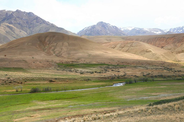 die landschaftlich schöne Route von Bischkek nach Naryn in Kyrgyzstan - Foto, Bild