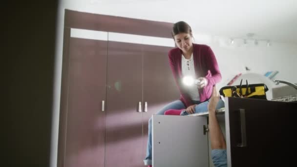 Handwerker Mann und Frau reparieren Küchenspüle - Filmmaterial, Video