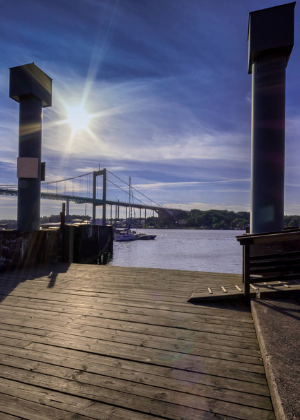 Pilares que forman el marco a través del cual el sol que mira a través del puente cercano, Gotemburgo, Suecia
 - Foto, Imagen