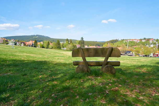 Ławka na szlak turystyczny w Braunlage w parku narodowym  - Zdjęcie, obraz