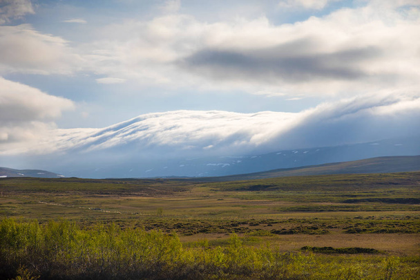 Ορεινές κοιλάδα με σύννεφα, τοπίο της Νορβηγίας - Φωτογραφία, εικόνα