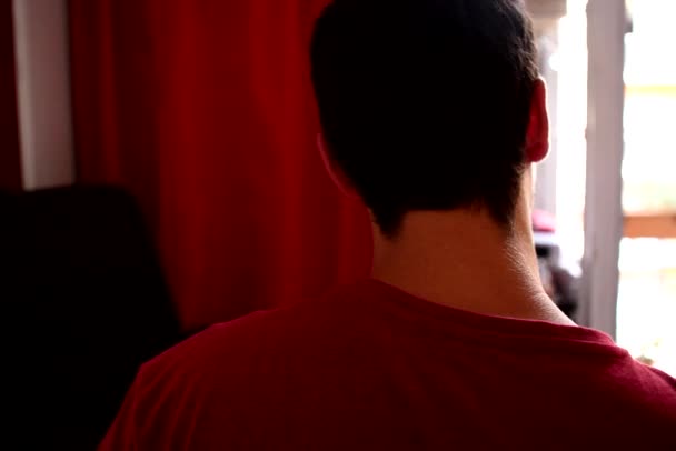 joven hombre masajes su dolor de cuello y hombros
  - Metraje, vídeo