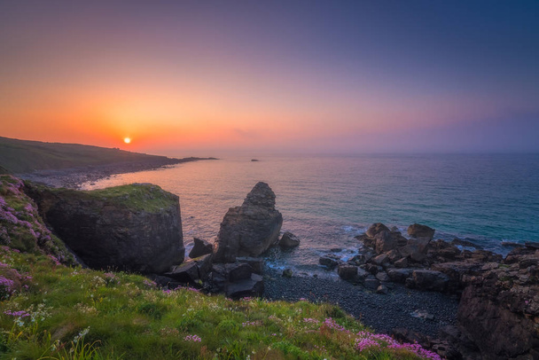 Zachód słońca nad wybrzeżu Kornwalii, w pobliżu St. Ives, Cornwall, Wielka Brytania - Zdjęcie, obraz