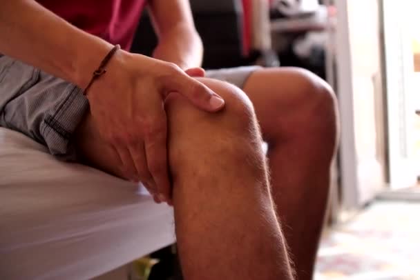 молодой человек с болью в колене крупным планом
 - Кадры, видео