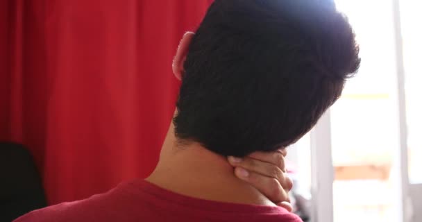 Jongeman Massages zijn zere nek en schouders  - Video