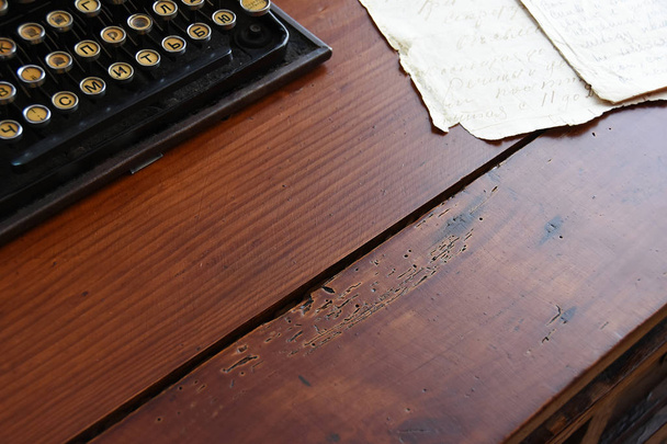 Старий старовинний стіл з друкарською машинкою та аркушем паперу з місцем для копіювання
 - Фото, зображення