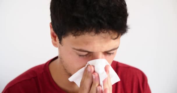 άρρωστος νεαρός βήχας άρρωστος γρίπη πυρετός  - Πλάνα, βίντεο