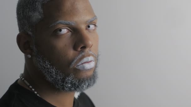 Близькі до портрет страшні афроамериканець людиною з білим очей і губ - Кадри, відео
