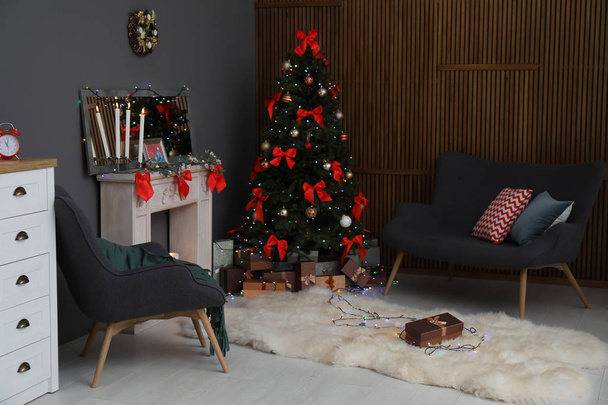 装飾されたクリスマスツリーとスタイリッシュなリビングルームのインテリア - 写真・画像