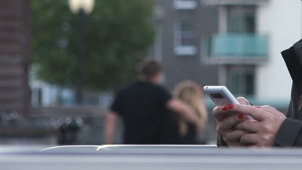 woman's hands using smartphone in the city - Video