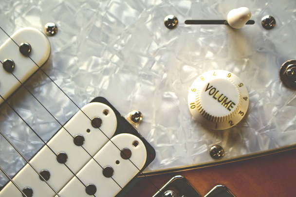 Tumbler ve anahtarları bir güzel elektro gitar, retro tonda - Fotoğraf, Görsel