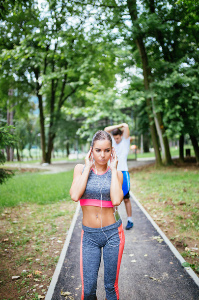 Vonzó női sport fitness runner vele barátja gyakorlása. - Fotó, kép