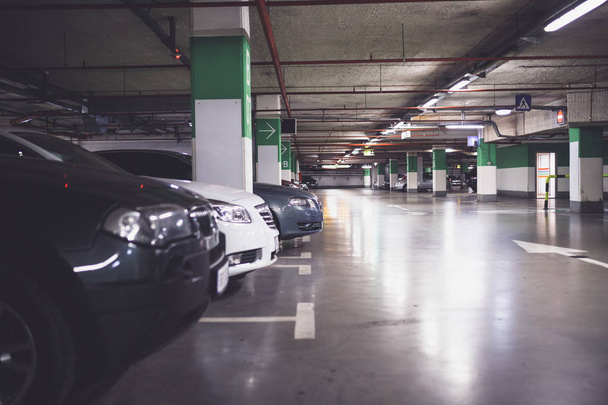 Podzemní parking s automobily. Selektivní fokus. - Fotografie, Obrázek