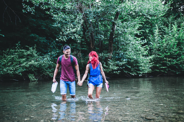 Jovem casal feliz desfrutando juntos no rio montanha selvagem
.  - Foto, Imagem