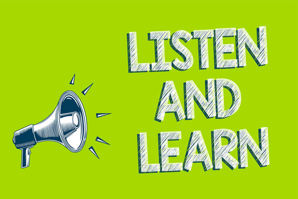 Пишу записку, показывающую "Слушай и учись". Обратите внимание, чтобы получить знания Обучение Лекция Образование Произведение искусства передать сообщение сообщение тревоги объявление зеленый фон
 - Фото, изображение