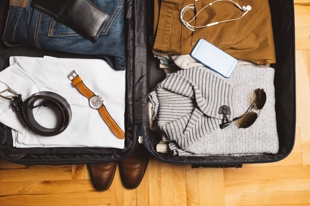 Άνοιγμα του ταξιδιώτη τσάντα με άνδρες, ρούχα, αξεσουάρ - Φωτογραφία, εικόνα