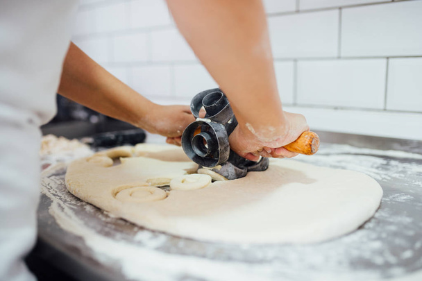 Procedimiento para hacer rosquillas en una pequeña panadería de rosquillas
 - Foto, imagen