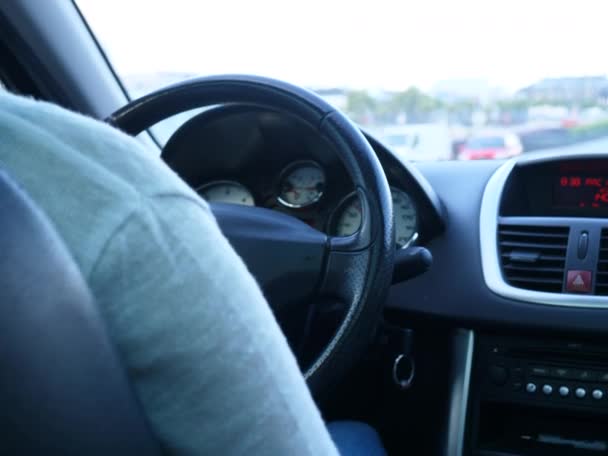 брюнетка дівчина за кермом автомобіля і концентрація крутного колеса на дорозі
 - Кадри, відео