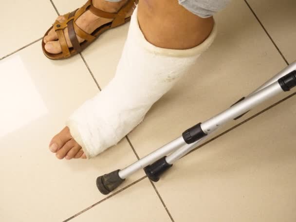 Paciente esperando con la pierna rota y muletas en la habitación del hospital
  - Imágenes, Vídeo