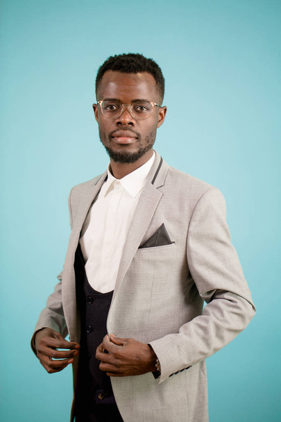 close up photo of smart Afro businessman in white fashionable suit - Valokuva, kuva