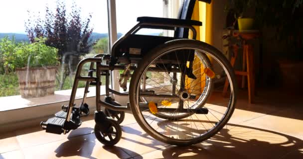 Leerer Rollstuhl. Professionelle medizinische Ausrüstung für behinderte Patienten bei Sonnenuntergang. - Filmmaterial, Video