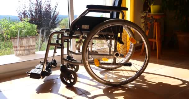 άδειο αναπηρική καρέκλα. Επαγγελματική αναπηρία ιατρικό εξοπλισμό για άτομα με ειδικές ανάγκες ασθενών στο ηλιοβασίλεμα. - Πλάνα, βίντεο