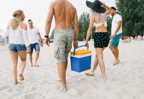 Grupo de jóvenes atractivos disfrutando de la diversión de la playa de vacaciones
. - Foto, Imagen
