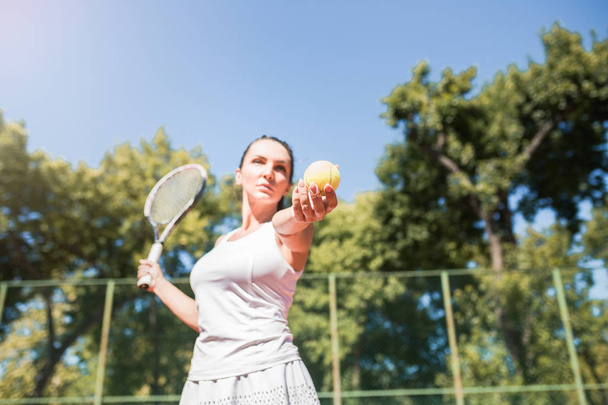 Portret van mooie jonge vrouw tennissen. - Foto, afbeelding