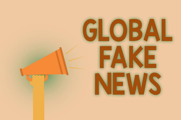 Sana kirjoittaa tekstiä Global Fake News. Liiketoiminta käsite Väärää tietoa Journalismi valheita Disinformation Hoax Käsi ruskea kovaääninen ääni julkinen viesti kuuma kysymys ilmoitus
 - Valokuva, kuva