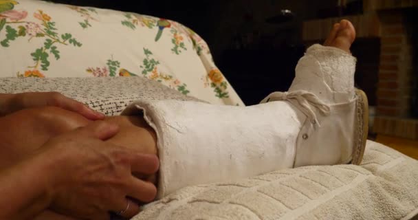 perna em um gesso elenco de paciente do sexo feminino
 - Filmagem, Vídeo
