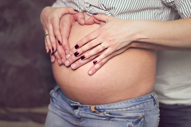 妊婦妊娠中のカップル子供赤ちゃんママ生活 - 写真・画像