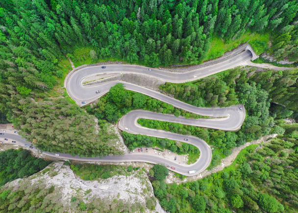 curved road with cars and beautiful forest landscape. Bicaz gorges, Romania. Aerial view from drone - Foto, afbeelding