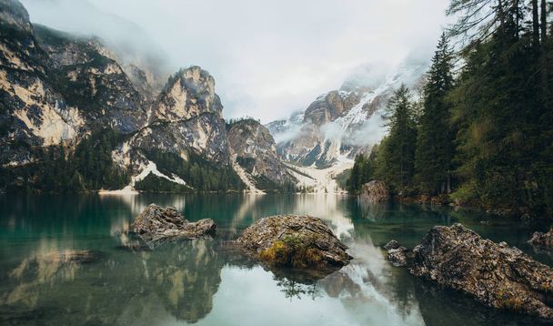 Beautiful views of the lake in the mountains - Foto, afbeelding