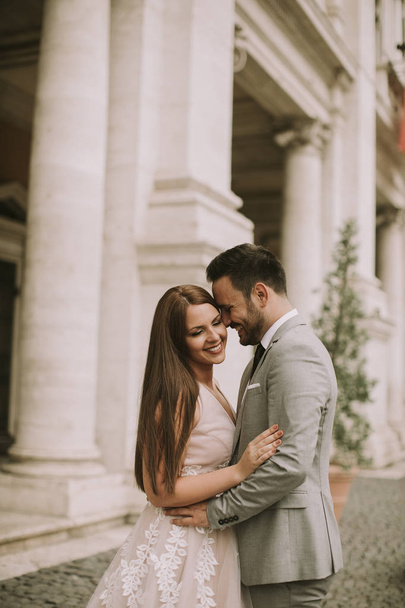 Young wedding couple on Capitoline hill in Rome, Italy - Foto, Bild