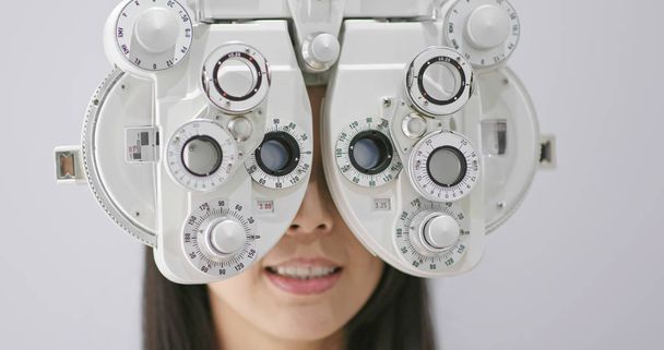 Mladá žena kontrolu na oční klinice - Fotografie, Obrázek