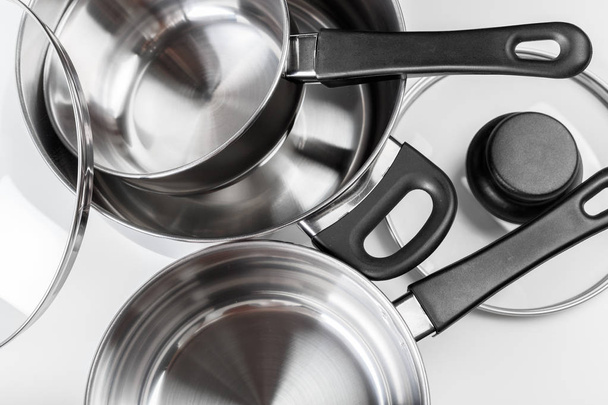 Pots et casseroles en acier inoxydable isolés sur blanc
 - Photo, image