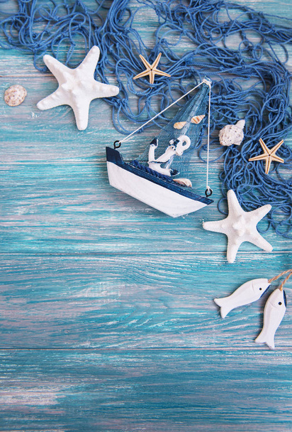Filet de pêche avec étoiles de mer et décorations de mer sur un fond en bois
 - Photo, image