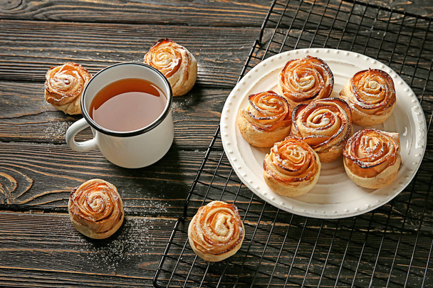 Composition with apple roses from puff pastry on wooden table - Foto, immagini