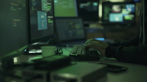Хакер чорних капелюхів працює в темряві зі своїми комп'ютерами, він краде дані та хакерські мережі, концепція кіберзлочинності
 - Кадри, відео