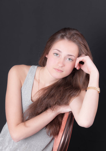 Studioporträt eines jungen Mädchens mit langen Haaren - Foto, Bild