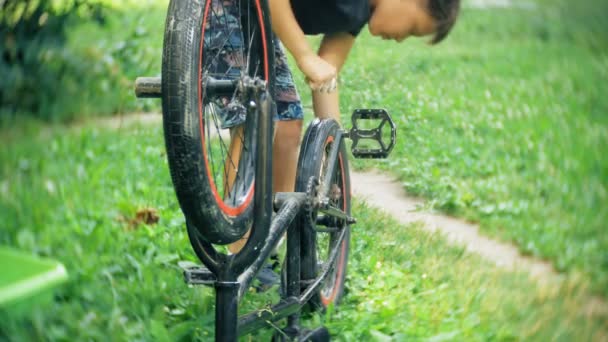 Chłopiec myje jego rower Bmx z wody i piany - Materiał filmowy, wideo