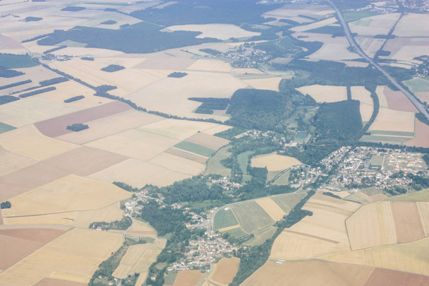 Francia junio 29, 2018 Vista aérea de la campiña de Francia cerca de París en Francia a 10.000 pies de altitud por la tarde
 - Foto, imagen