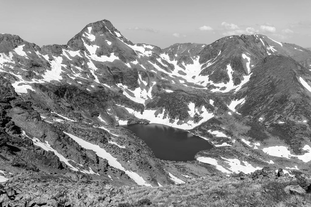 Alto paisaje alpino con campos de nieve y lagos en la región de Ordino Arcalis en los Pirineos de Andorra
 - Foto, Imagen