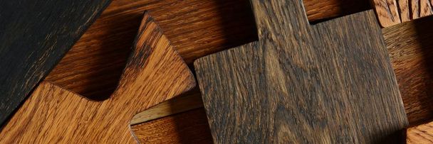Varias tablas de madera de roble para cortar, objeto para cocinar. Viejas tablas de madera para cocina, foto vintage. Fondo de madera. Copiar espacio
 - Foto, imagen